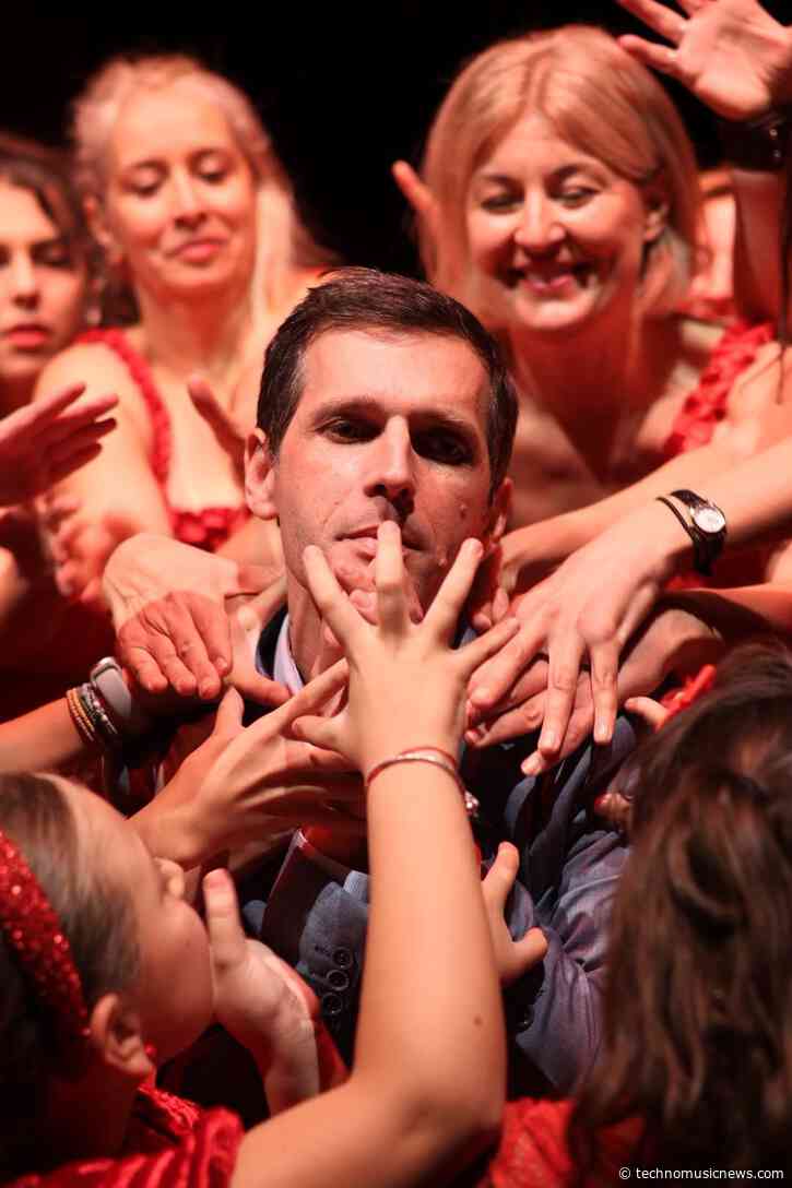 „Un bărbat și mai multe probleme” – spectacol al Școlii de Comedie by Victoria Dicu, găzduit în Sala Mică a Teatrului Național București