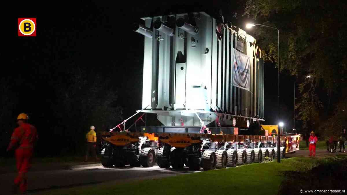 Gigantisch apparaat beweegt op 80 wielen heel langzaam door woonwijk