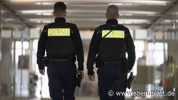 Mann (73) zeigt „Hitlergruß“ und ruft Nazi-Parolen am Bahnhof