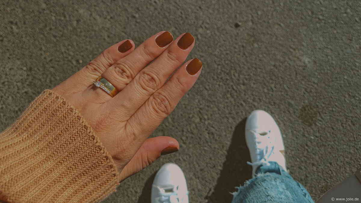 Maple Brown Nails: Das macht die cozy Herbst-Maniküre aus