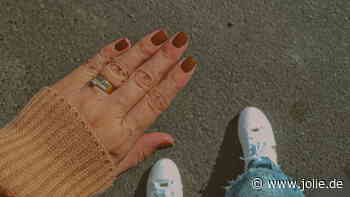 Maple Brown Nails: Das macht die cozy Herbst-Maniküre aus