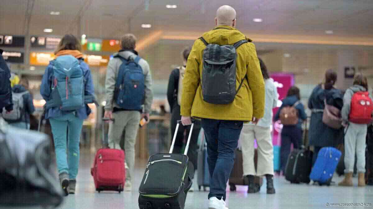 Ehepaar aus Oberbayern verpasst Flug wegen Zugverspätung und bleibt auf Kosten sitzen