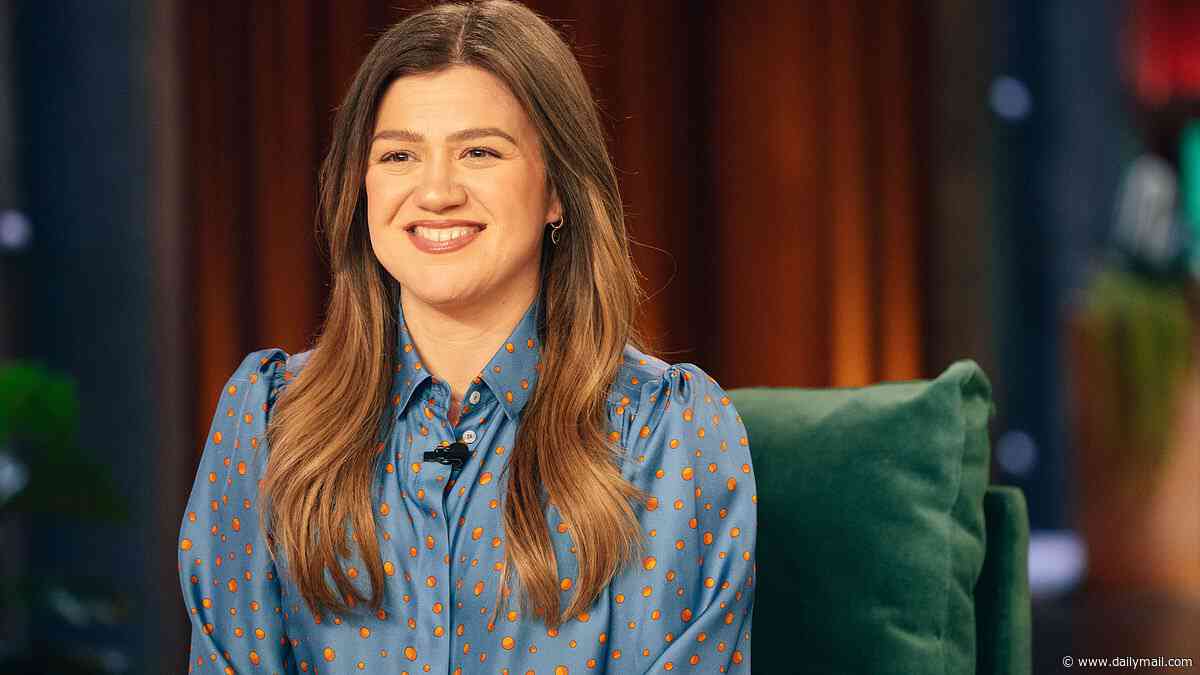 'You're not only rude, you're also a liar and you just lost a huge sale': Kelly Clarkson embroiled in a feud with a New York curiosity shop over an £11k singing bird