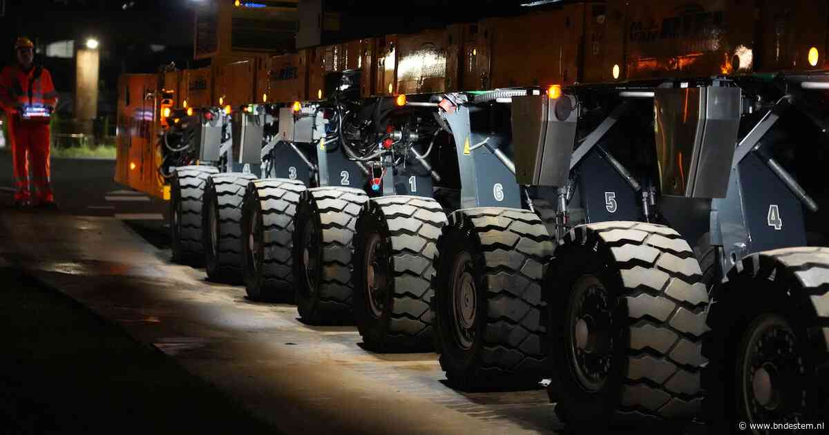 Transformator van 345.000 kilo rijdt op 80 wielen door de straten van Geertruidenberg