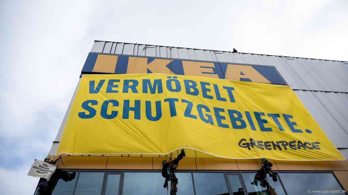 Greenpeace-Aktivisten seilen sich vom IKEA-Dach ab: Polizeikletterer im Einsatz