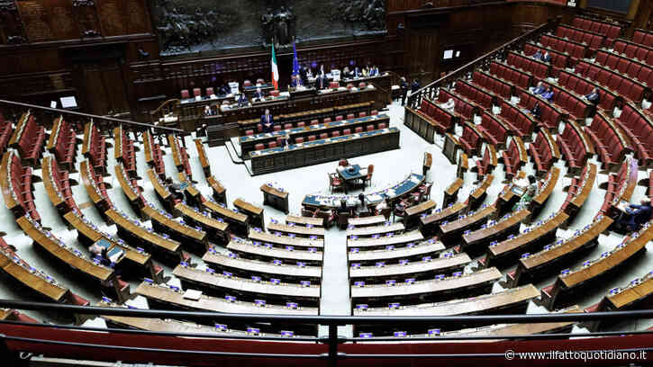 L’Aula vuota mentre parla Giorgetti e la consuetudine della “settimana corta” dei parlamentari: ecco perché nasce (e come viene giustificata)