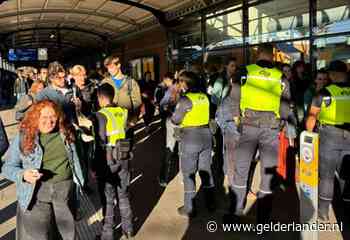 NS trakteert reizigers station Nijmegen op verrassing: ‘Vanmiddag staan we er weer’