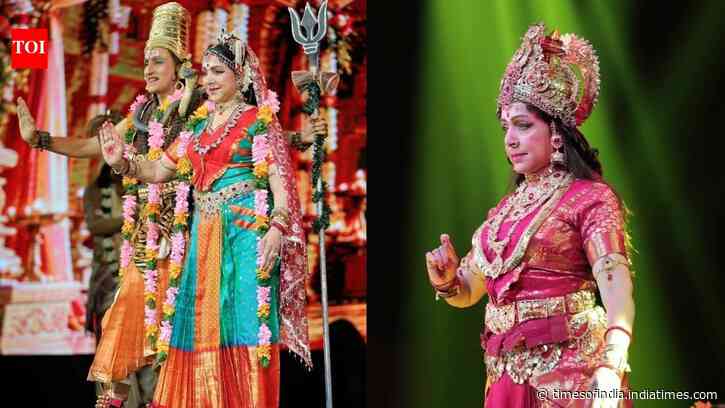 Hema Malini turns into Ma Durga, performs her most popular dance at 77