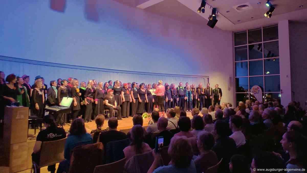 Ein Hoch auf den Moment: Popchor Ulm feiert zehnjähriges Bestehen mit ausverkauften Konzert