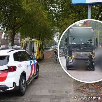 Vrouw naar ziekenhuis na aanrijding met vrachtwagen bij bouwplaats in Zwolle