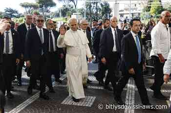 El Papa llegó caminando al hospital Gemelli para ser operado de un nódulo pulmonar