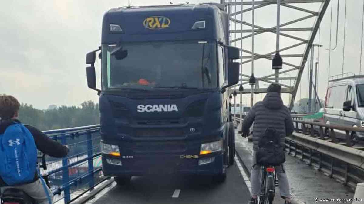 Bizarre situatie op Merwedebrug: vrachtauto rijdt op fietspad naar overkant