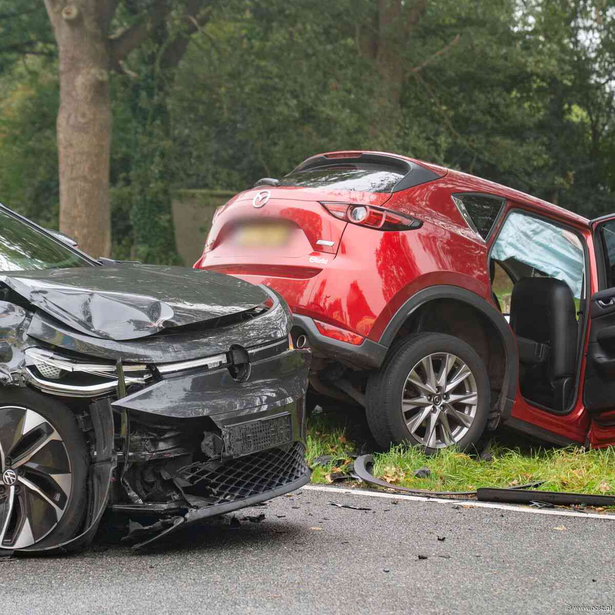 Wiel breekt af bij botsing auto's tussen Raalte en Heeten: twee gewonden