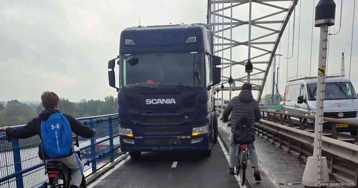 Vrachtwagenchauffeur rijdt zich klem op fietspad Merwedebrug: ‘Schade gereden om daar te komen’