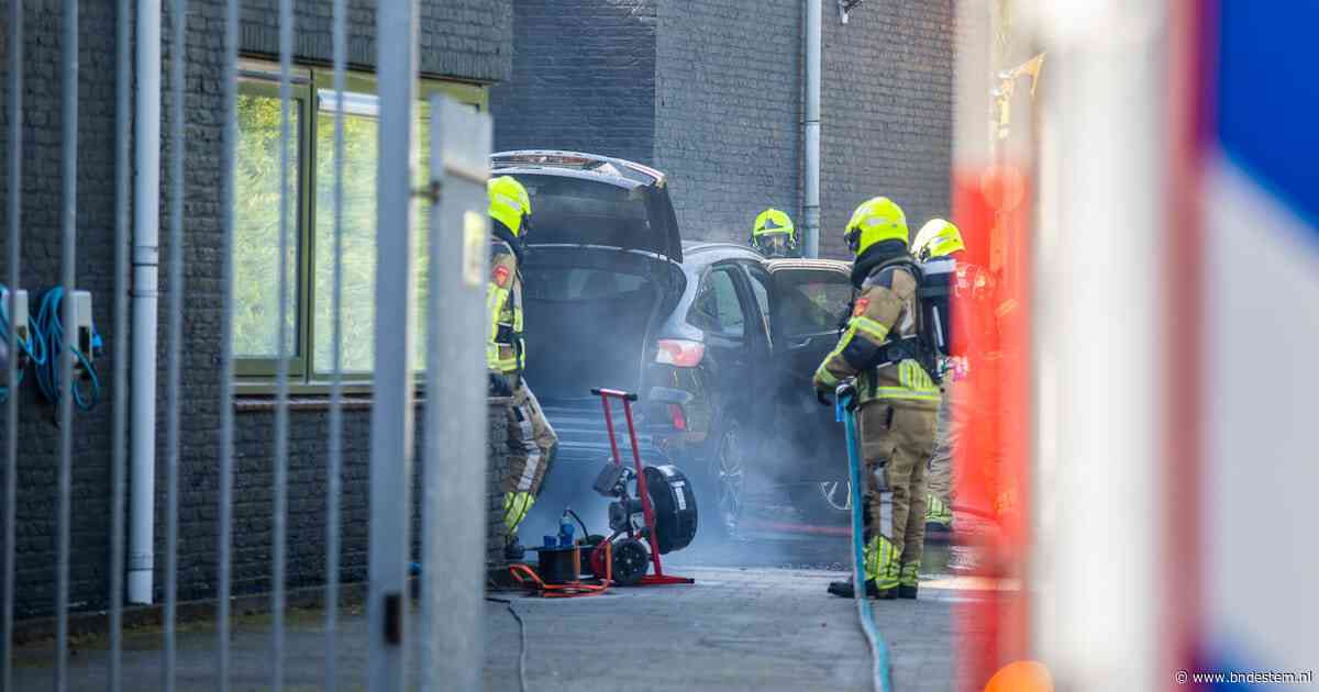 Elektrische accu vat vlam: auto brandt uit in Bergen op Zoom