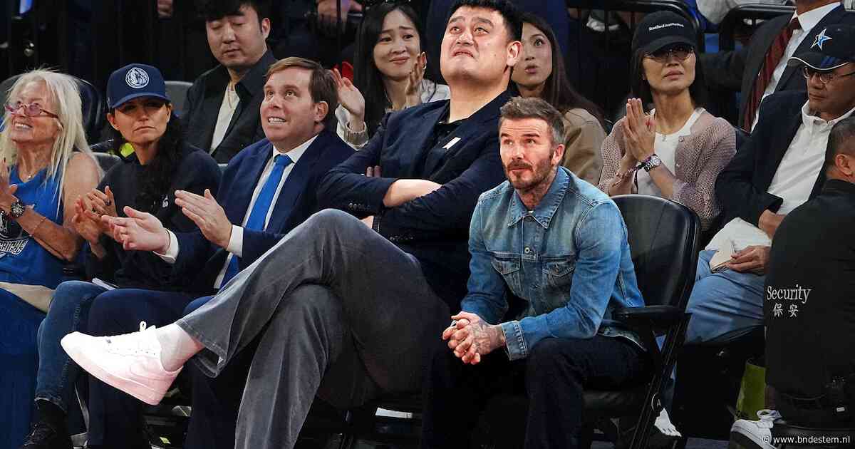 Nee, dit is geen AI: David Beckham lijkt wel een kind wanneer hij naast reusachtig basketbalicoon zit