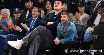 Nee, dit is geen AI: David Beckham lijkt wel een kind wanneer hij naast reusachtig basketbalicoon zit