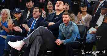 Nee, dit is geen AI: David Beckham lijkt wel een kind wanneer hij naast reusachtig basketbalicoon zit