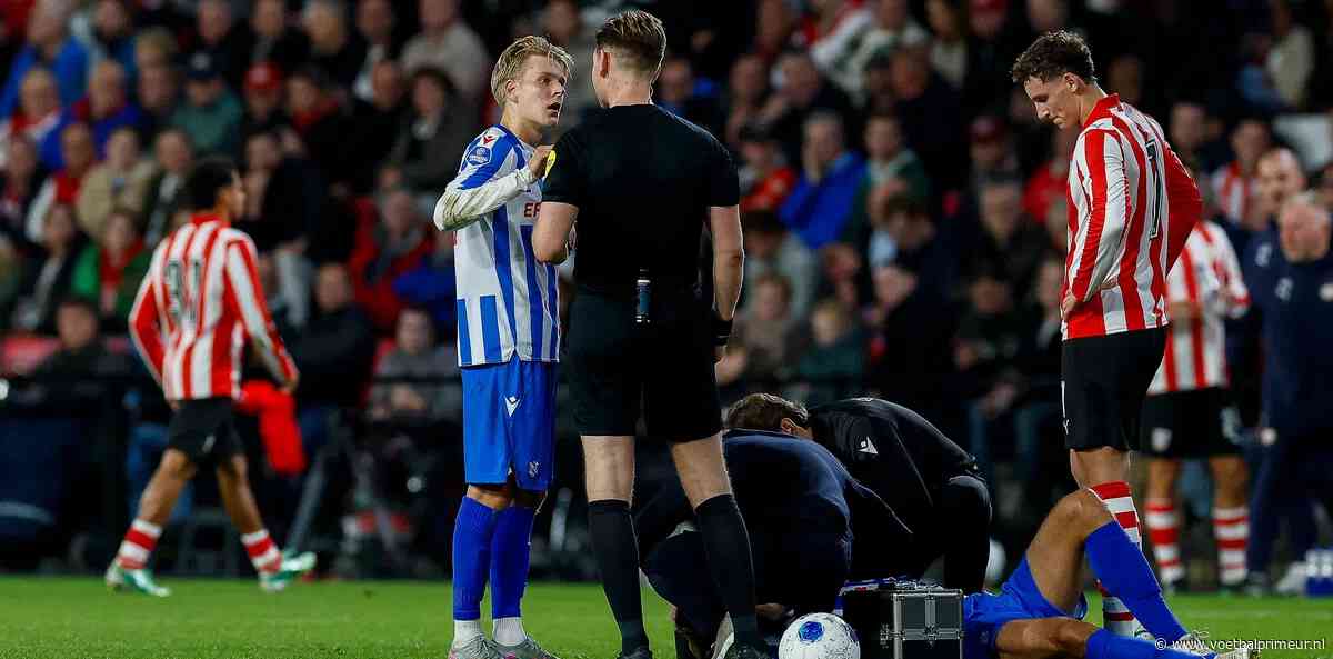 Nieuwe beelden tonen verbijstering over gele kaart bij PSV-Heerenveen: 'Klaar mee'