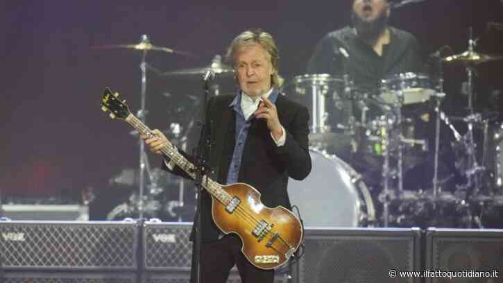 “Ricordo la mia nascita. C’erano piastrelle bianche e un rumore fortissimo perché sono nato con il forcipe. Hanno dovuto tirarmi fuori”: lo rivela Paul McCartney