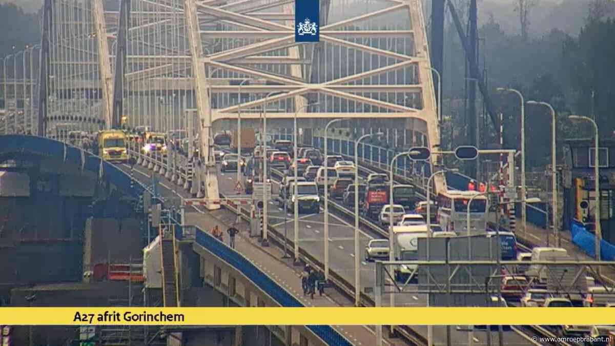 Fietser onderuit gegaan op de Merwedebrug: flinke vertraging vanuit Breda