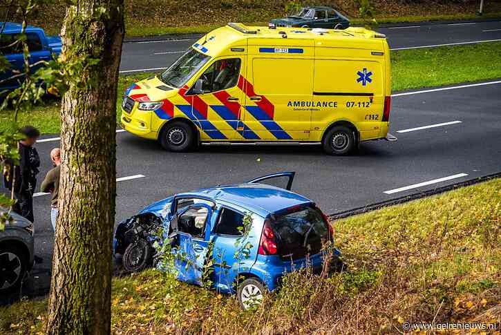 Auto belandt op dak bij ongeval met vier voertuigen, bestuurder naar ziekenhuis