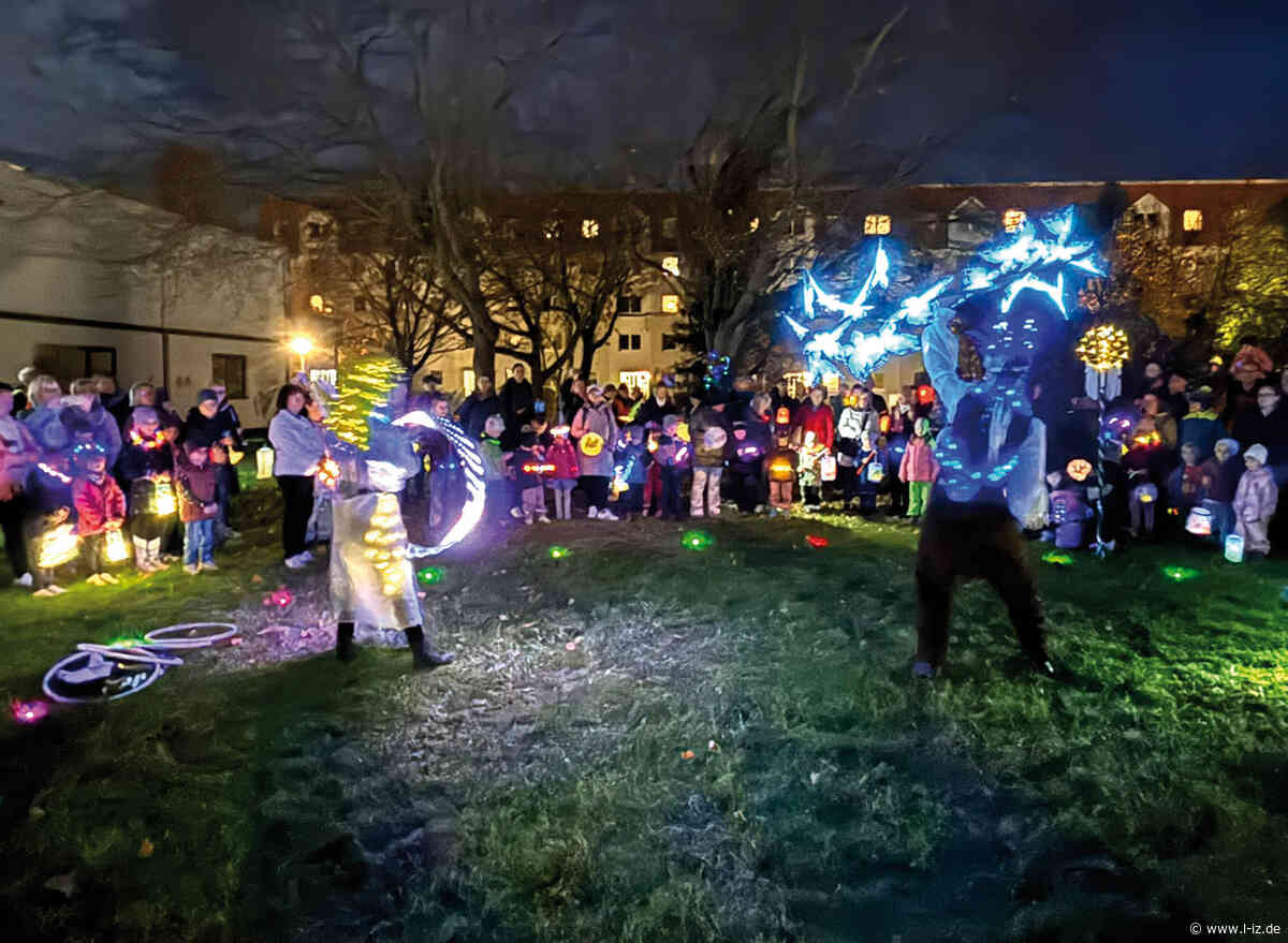 6. Lampionumzug: Lipsi bringt das Grünauer Planetenviertel zum Leuchten