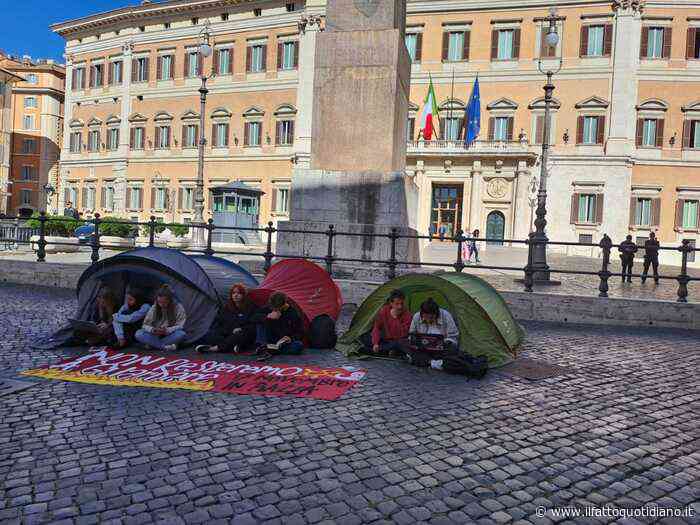 Studenti, la protesta delle tende arriva a Montecitorio: “Assurdo chiederci di scegliere tra affitto e studio”