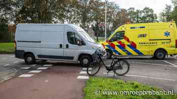 Fietser zwaargewond bij botsing met bedrijfswagen op kruising in Roosendaal