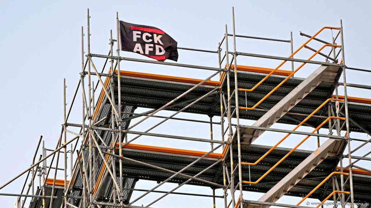Stadt erstattet Anzeige wegen Anti-AfD-Fahne am Perlachturm – das sagt der Augsburger OB dazu