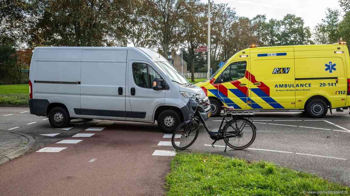 Fietser zwaargewond na botsing met bedrijfswagen in Roosendaal