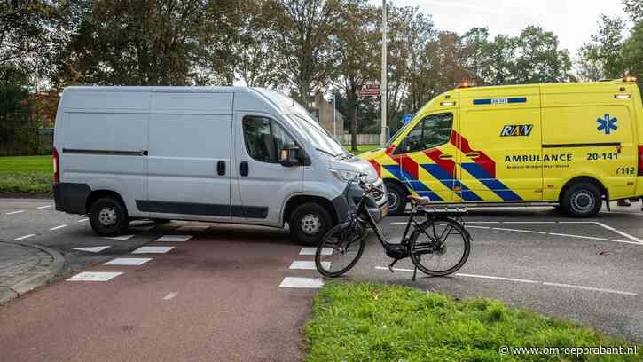 Fietser zwaargewond na botsing met bedrijfswagen in Roosendaal