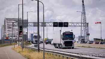 Vrachtwagen probeert via fietspad afgesloten Merwedebrug over te steken