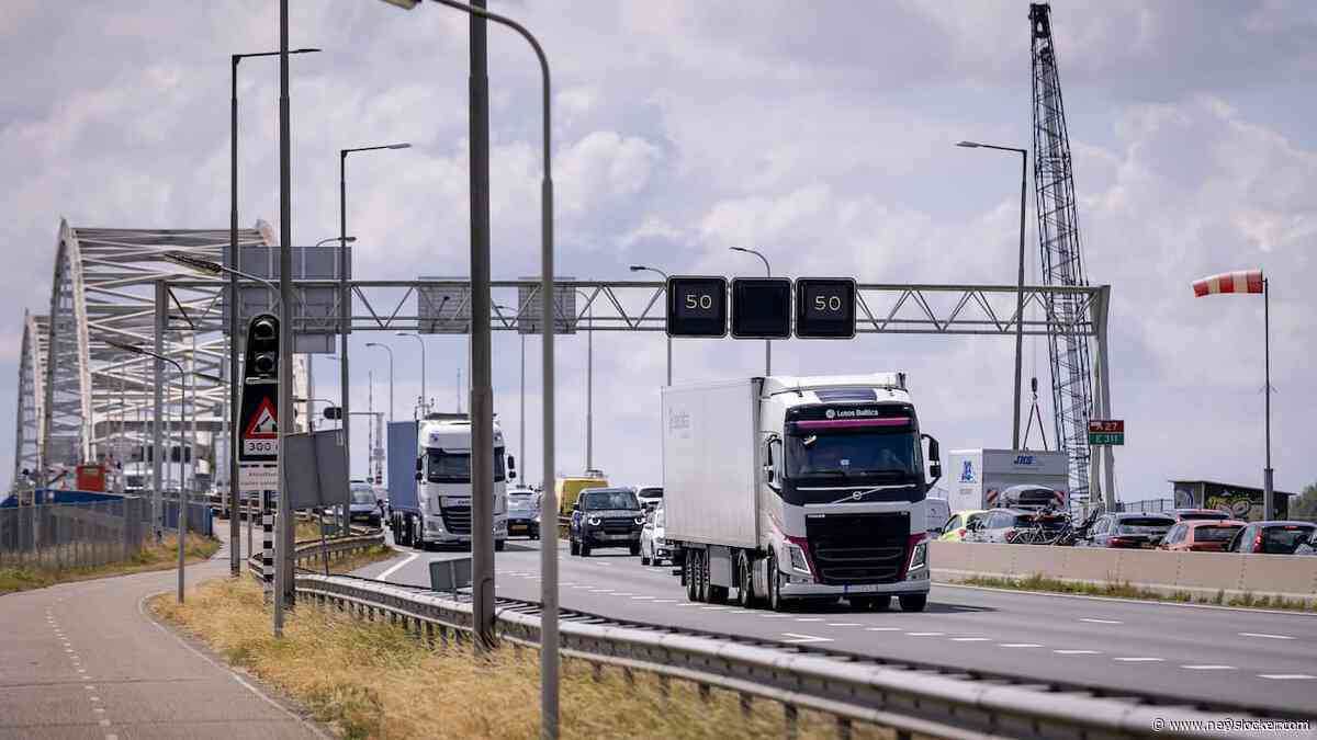 Vrachtwagen probeert via fietspad afgesloten Merwedebrug over te steken