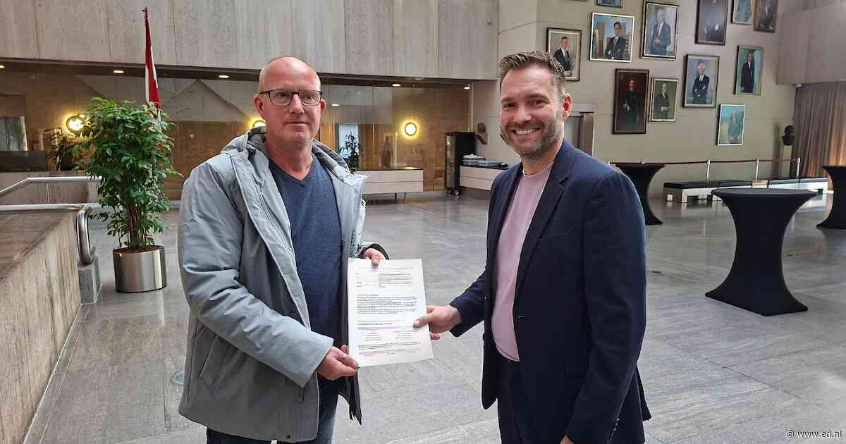 Eindhovenaar biedt petitie aan voor hondenlosloopveldje in centrum: gemeente komt met goed nieuws