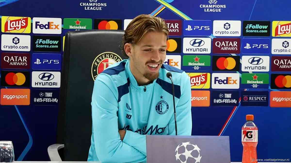 Valente lachend gecorrigeerd door Van Bronckhorst: 'Niet te veel zeggen!'