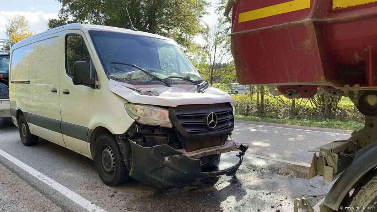 Gespann fährt auf Sattelzug auf: Teleskoplader rutscht auf Anhänger vor
