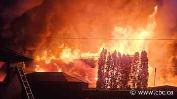 Neighbours use garden hoses on homes as fire destroys multiplex under construction in Winnipeg