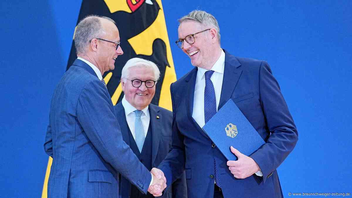 Steinmeier überreicht Schweitzer Ernennungsurkunde – Merz fordert Tempo