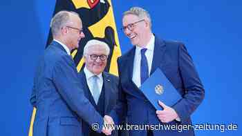 Steinmeier überreicht Schweitzer Ernennungsurkunde – Merz fordert Tempo