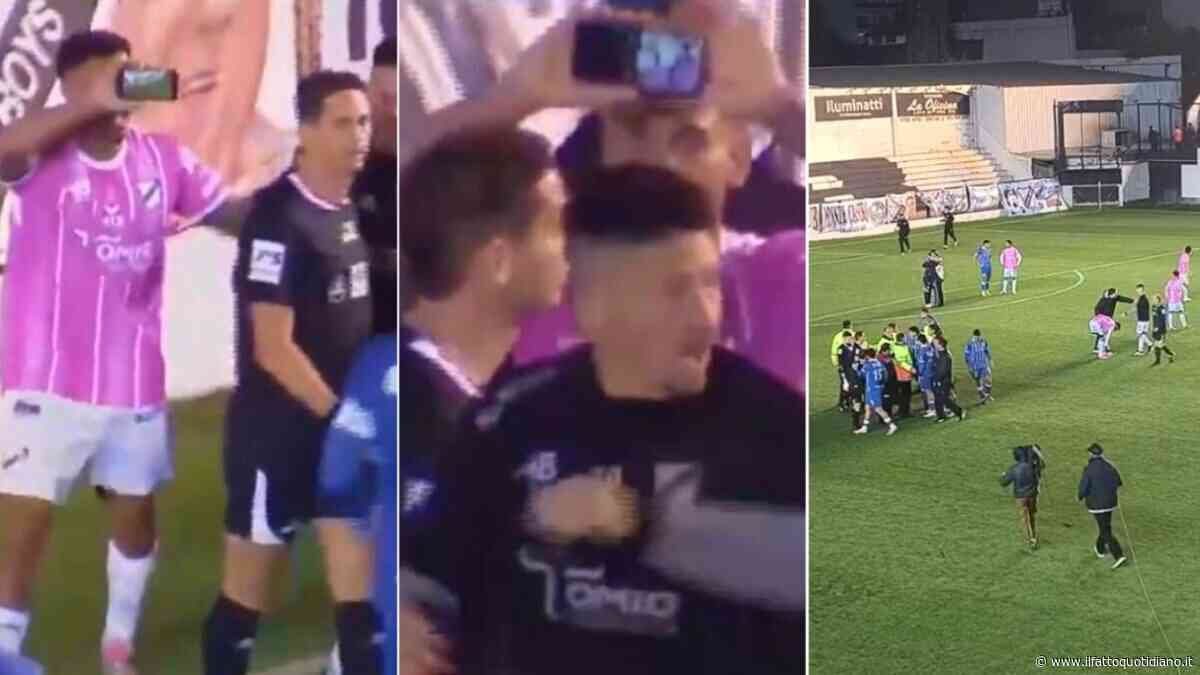 Putiferio in Argentina: il Var non c’è, il calciatore porta all’arbitro uno smartphone in campo e lui annulla il rigore
