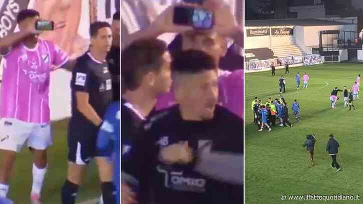 Putiferio in Argentina: il Var non c’è, il calciatore porta all’arbitro uno smartphone in campo e lui annulla il rigore