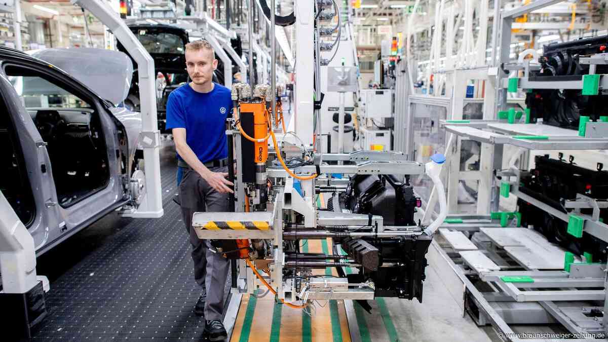 Absatzeinbruch bei VW: Starkes Stromergeschäft und Verbrennerflaute treffen Wolfsburg
