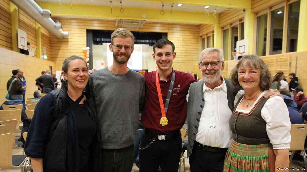 200 Leute feiern Schreiner-Weltmeister Tobias Kelz in Stötten