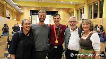200 Leute feiern Schreiner-Weltmeister Tobias Kelz in Stötten