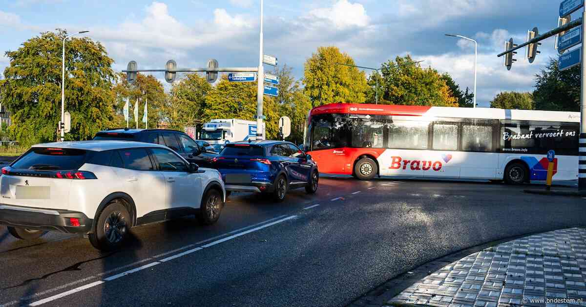Verkeerschaos en gevaarlijke situaties op drukke kruising in Breda door uitgevallen verkeerslichten