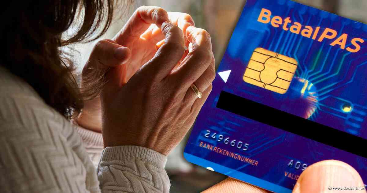 Twee jongens doen vreemd met bankpassen bij de kassa, dan grijpt de caissière naar de telefoon