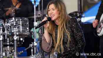 Kelly Clarkson is feuding with a Brooklyn store over alleged 'Pretty Woman' treatment