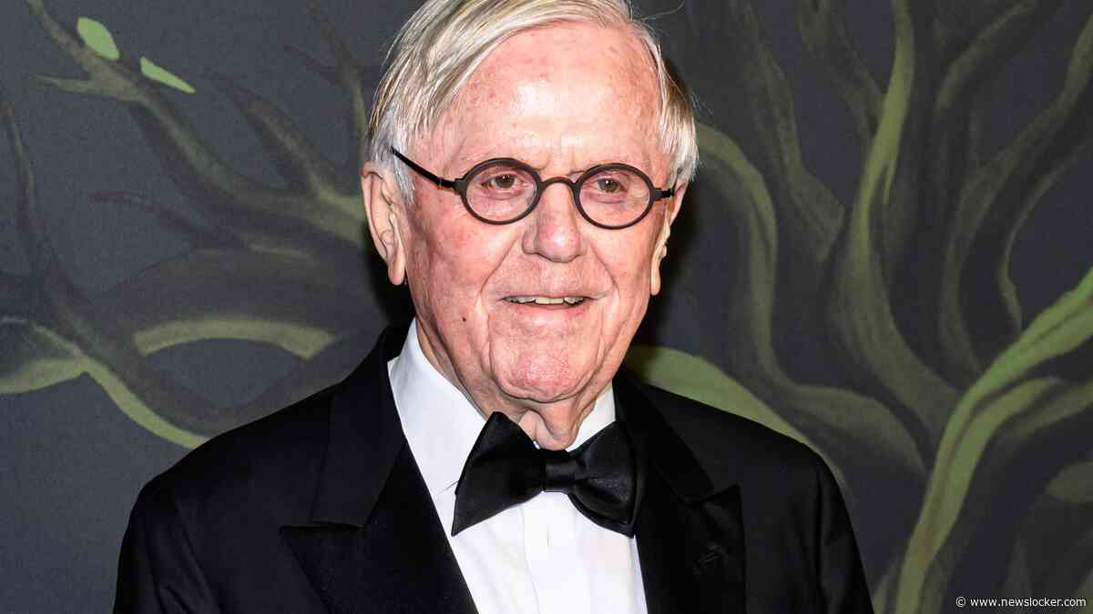 Business class-presentator Harry Mens (79) gaat het theater in: ’Ik sta mezelf toe een keer onderuit te gaan’