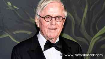 Business class-presentator Harry Mens (79) gaat het theater in: ’Ik sta mezelf toe een keer onderuit te gaan’